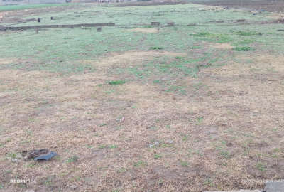 زمین داخل روستای میدی آباده از دو طرف را دارد