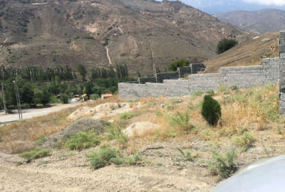 زمین بدون بنا مسکونی دو بر ۱۹۰ متر روبه روی روستای سرخ آباد