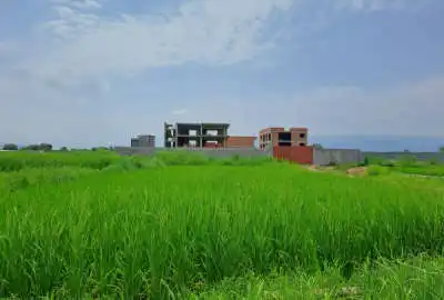 زمین افتاب ۴۶ شهرکی دور دیوار ساختمان هم داخلش درست شده