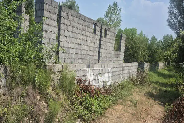 زمین ۲۰۰ متری دو طرف کوچه با بنای نیمه ساخته پسکلایه بزرگ - تصویر 2