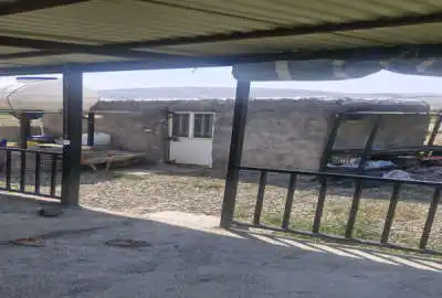 زمین ما بین روستای رند و قره تپه از آسفالت ۳۰۰ متر فاصله دارد
