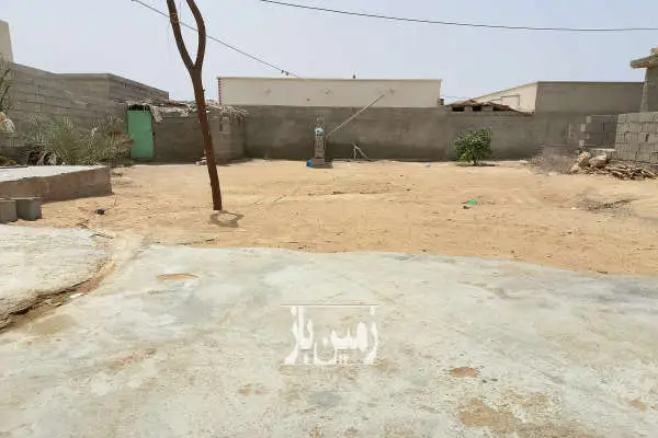 زمین ۳۰۰ متری همراه خانه کلنگی چهار دیواری آماده ساخت - تصویر 2