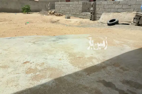 زمین ۳۰۰ متری همراه خانه کلنگی چهار دیواری آماده ساخت - تصویر 3