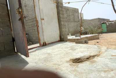 زمین ۳۰۰ متری همراه خانه کلنگی چهار دیواری آماده ساخت