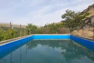 زمين و باغ با استخر جاده خلج روستاى اردمه مغان