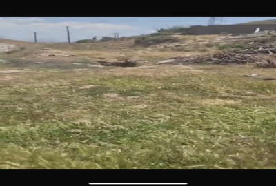 زمین ورودی روستای خودکاوند با آب ۱۵ دقیقه ای کنار جاده خاک حاصلخیز