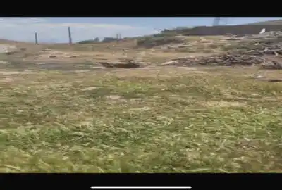 زمین ورودی روستای خودکاوند با آب ۱۵ دقیقه ای کنار جاده خاک حاصلخیز