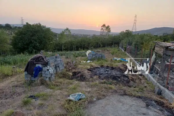 زمین ۷۰۰ متری دارای بر ۵۷ در پایین کولا سانخیل - تصویر 3