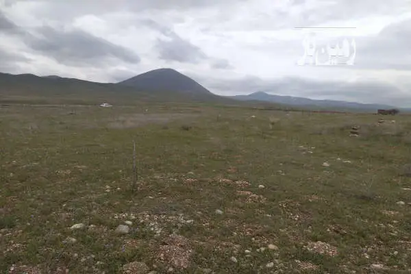 زمین ۵۲۰۰ متری مرند قبل روستای زرغان مناسب باغ ویلا و دامداری - تصویر 1