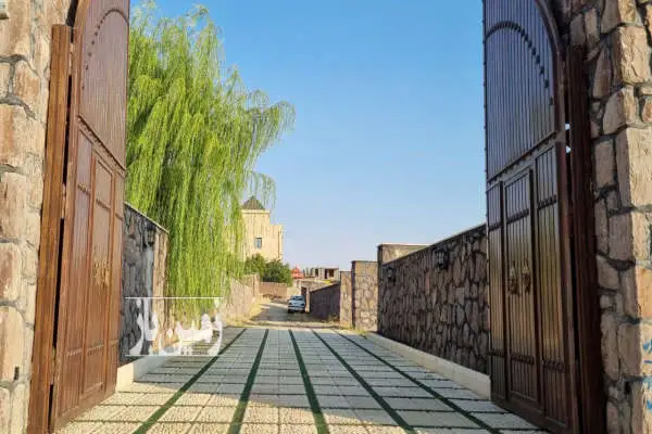 باغ در شهرک مهرآباد زیبادشت ۴۸۰ متر دیوار سنگ قرمز و درب آهنی - تصویر 3