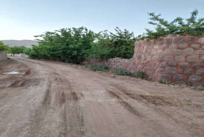 یک هکتار باغ روستای سربندان دور دیوار آبیاری قطره ایی
