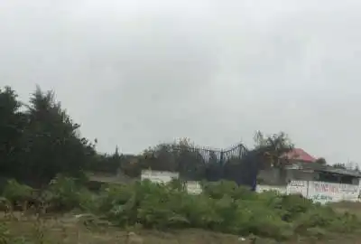 زمین باغی به مساحت ۴۵۰ متر دیوار کشی شده داخل شهرک