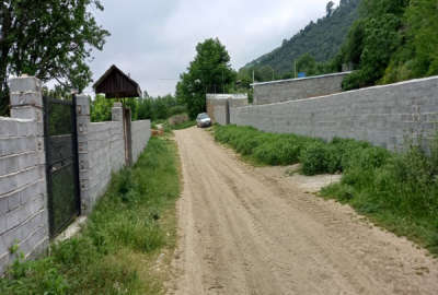 مساحت ۱۰۰۰ متر محصور با درب و دیوار در روستای یادمان