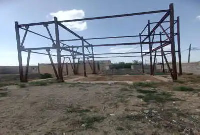 زمین مسکونی ۱۰۰۵ متر واقع در شهرک سور چهار دیواری با اسکلت فلزی