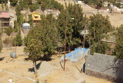 زمین مشجر در روستای زان دارای ۱۲۰ متر بنای قدیمی استخر چاه آب