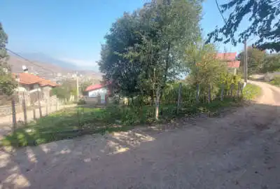 زمین مسکونی ۴۰۰ متر ۳ بر در منطقه کوهستانی بنفشده