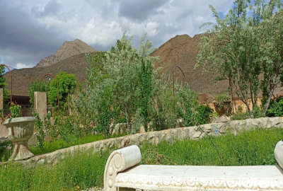 باغ در اسلامیه تفت ۲۵۰۰ متری همراه بنای نقلی