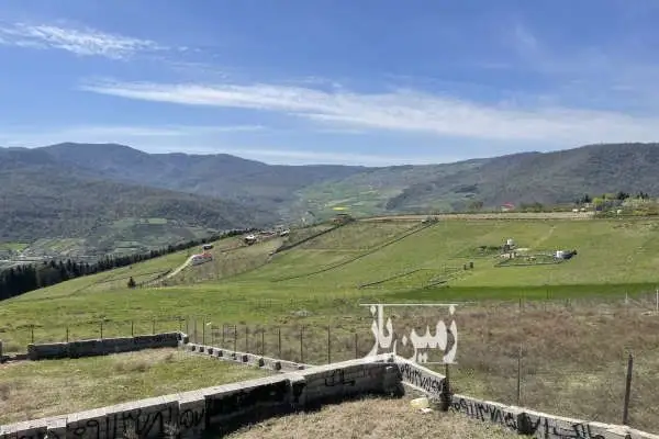 زمین مسکونی الحاق به بافت روستای لارما با منظره کوه و جنگل - تصویر 3
