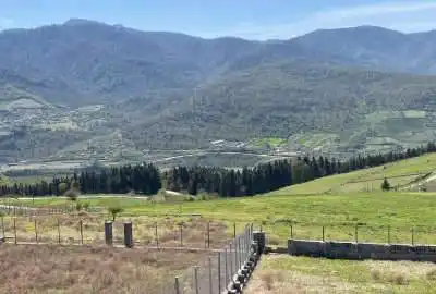 زمین مسکونی الحاق به بافت روستای لارما با منظره کوه و جنگل