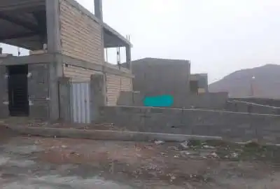 زمین ۲۰۰ متری فروشی با جواز ساخت و اطراف ساخته شده