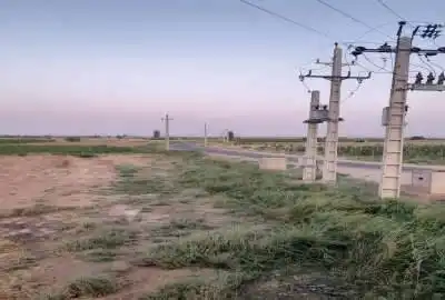 زمین بایر جنب چاه آب کشاورزی اسفرورین جاده قرقسین