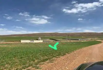 زمین به همراه دیوار چهار طرف سهمیه آب ۱۰۰۰ متر