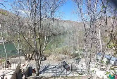 زمین در کنار زاینده رود ۳۰۰ متر