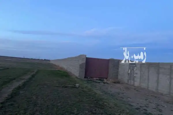 زمین چهاردیواری با درب ریلی آهنی موقعیت بسیار عالی ۲۰۰۰ متر - تصویر 2