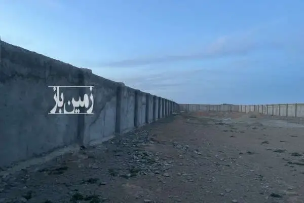 زمین چهاردیواری با درب ریلی آهنی موقعیت بسیار عالی ۲۰۰۰ متر - تصویر 3