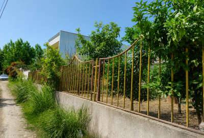 زمین خونه باغ دارای نرده کشی وزیبا روستای حسین آباد ۳۸۰ متر