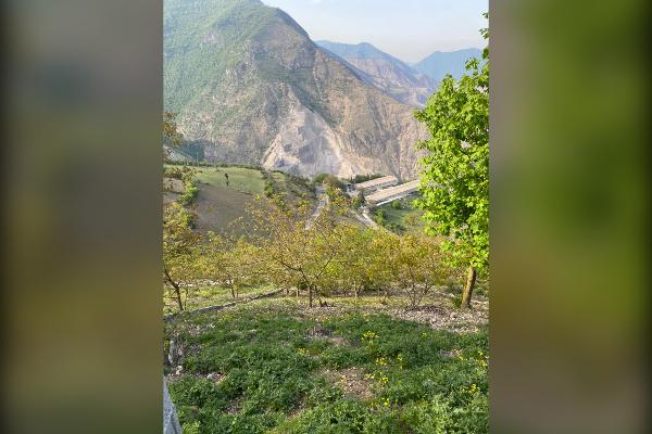 فروش زمین با سند در روستای شاهزید آمل مشرف به سد - تصویر 1