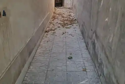 یک زمین نزدیک به بافت با کوچه تا سر زمین دو نبش