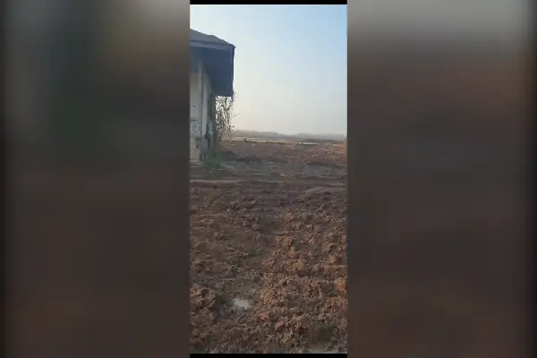 فروش زمین مسکونی همراه خانه ی قابل تعمیر - تصویر 3
