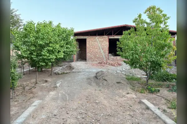 فروش زمین و منزل ویلایی ۴۳۰ متر حوالی جاده اصلی - تصویر 2