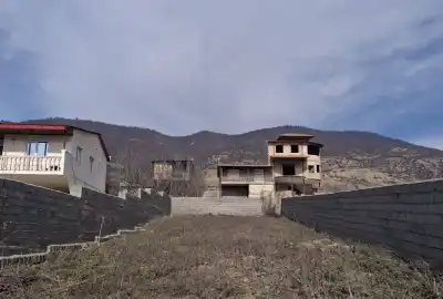 زمین ۳۲۰متری در وری ۷۰کیلومتری شهرساری و ۵کیلومتری کیاسر